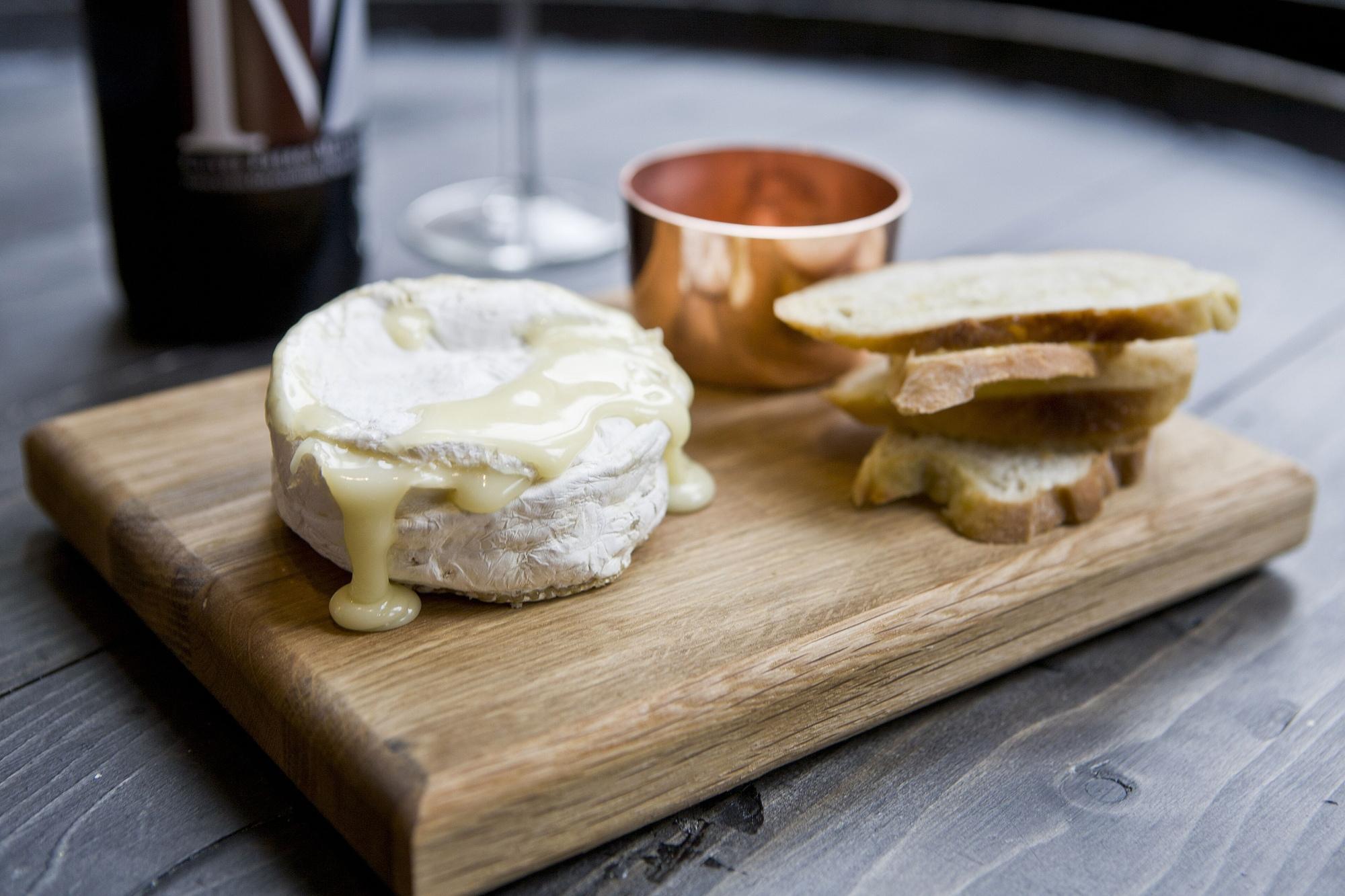 Montcalm Brewery, London City Bagian luar foto A cheese board with a wedge of Stilton