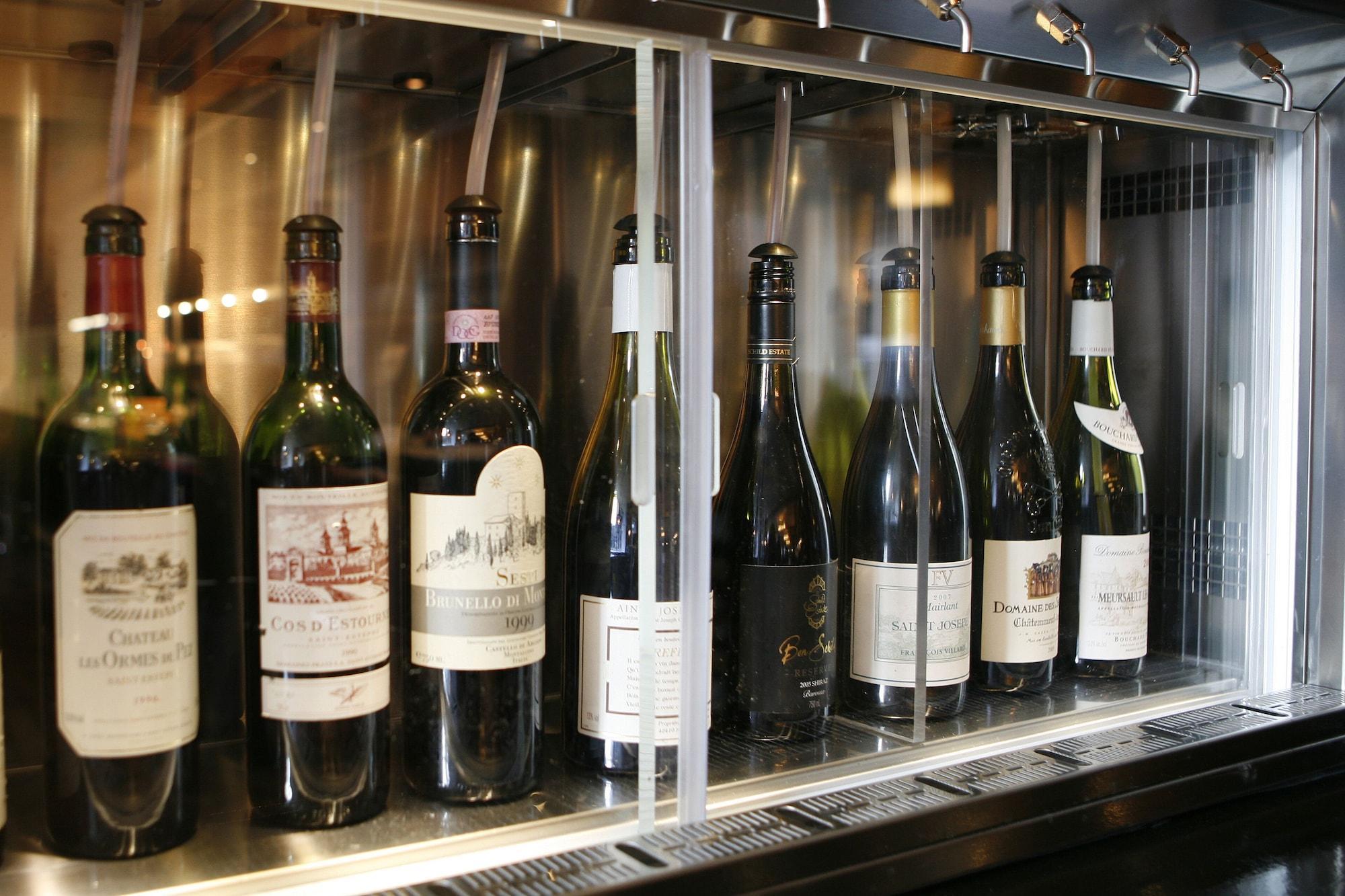 Montcalm Brewery, London City Bagian luar foto Wine bottles in a wine dispenser