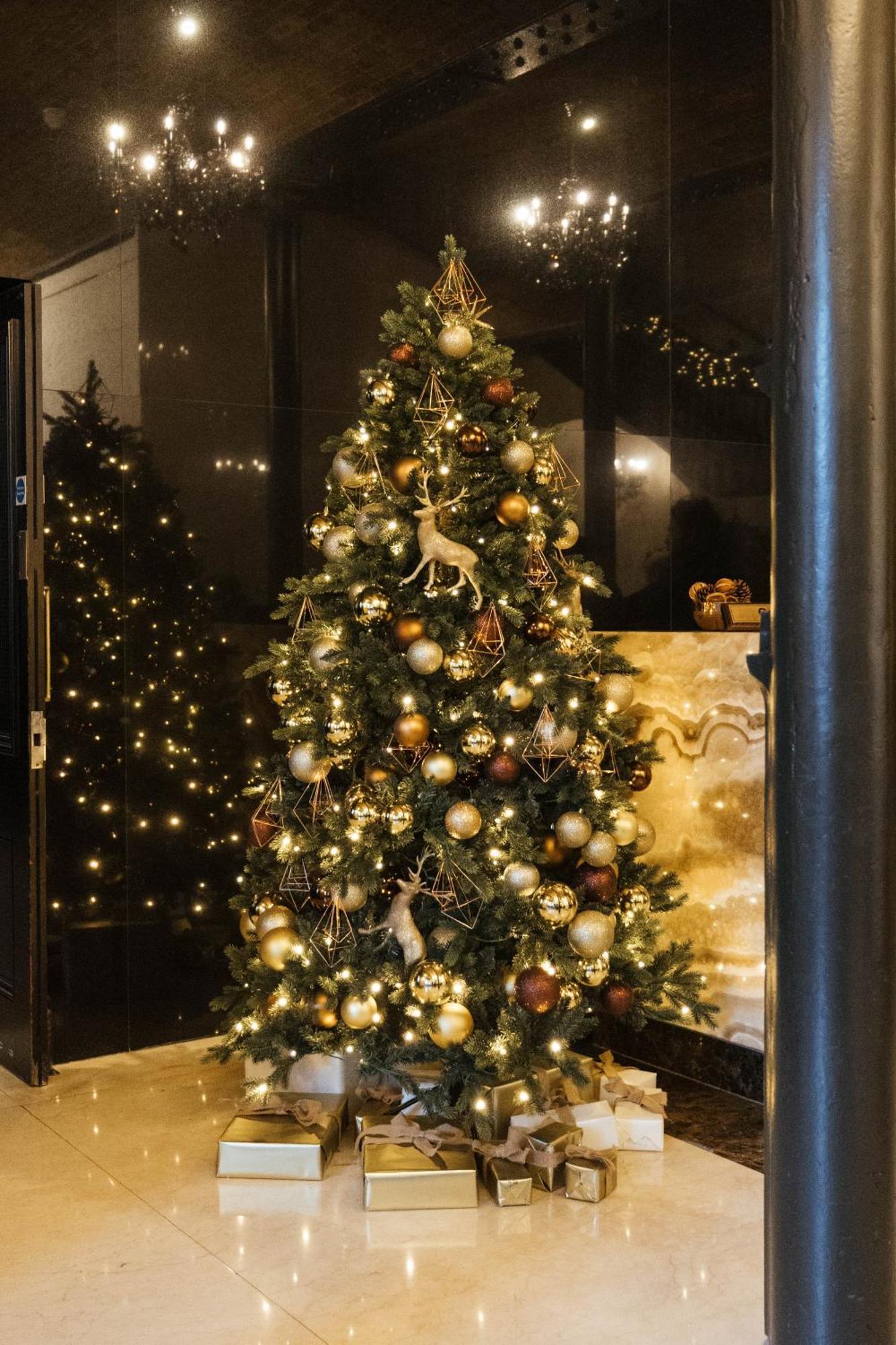 Montcalm Brewery, London City Bagian luar foto A Christmas tree in the lobby of the Four Seasons Hotel, Hong Kong